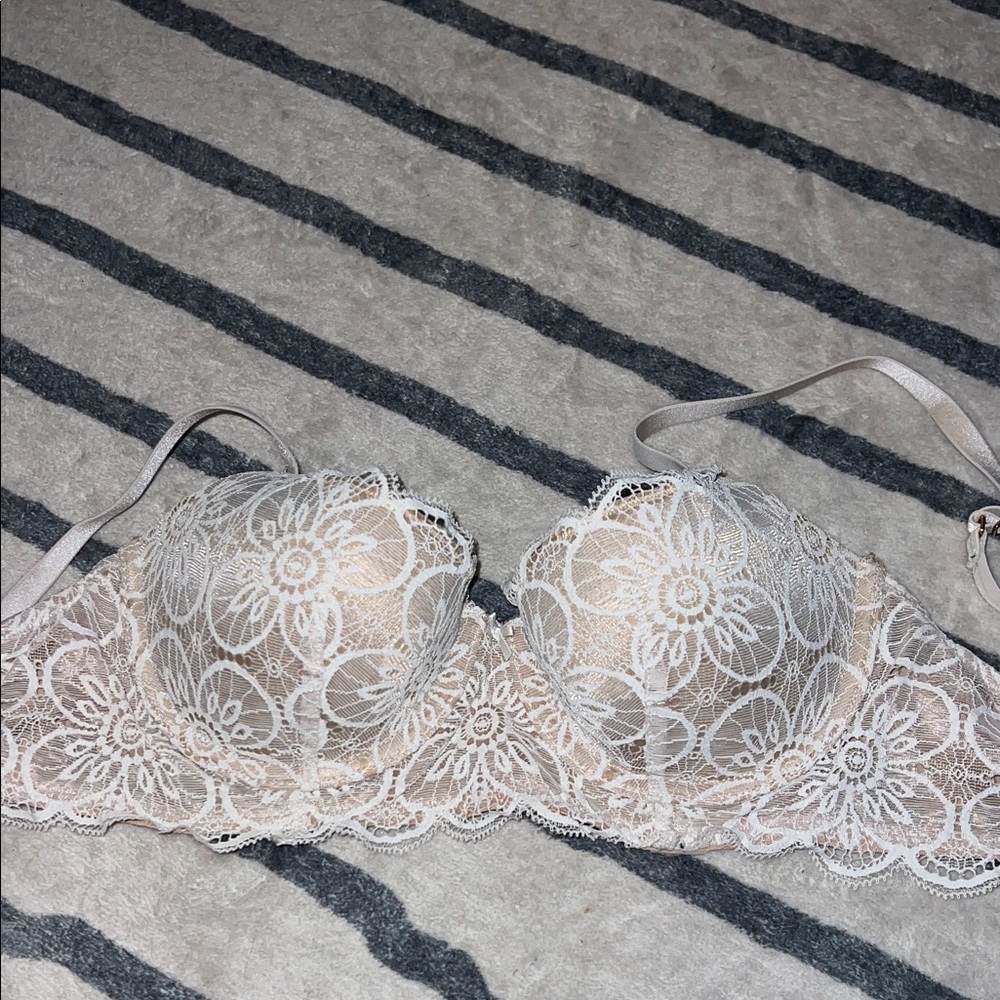 Arie Lace Underwire Bra in Cream